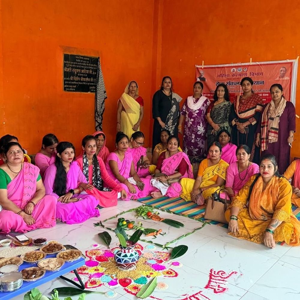 चिनहट में गोद भराई समारोह:महिलाओं को बांटी साड़ियां, सरकारी योजनाओं की जानकारी दी