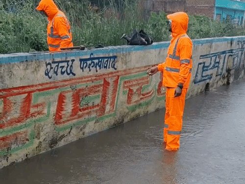 फर्रुखाबाद में 35 घंटे से बारिश:बारिश से थमी रफ्तार, रेलवे ट्रैक पर पानी, मोहल्लों में भी जलभराव