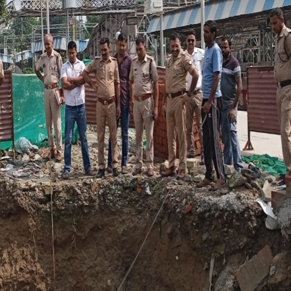 रेलवे स्टेशन के खुले गड्ढे में मिला युवक का शव:शाहजहांपुर में 12 फीट गहरे गड्ढे में मिला, 3 दिन पुराना बताया जा रहा