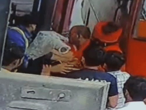 फिरोजाबाद टोल प्लाजा पर हंगामा, VIDEO:टोल मांगने पर महात्मा ने कर्मचारियों से की अभद्रता