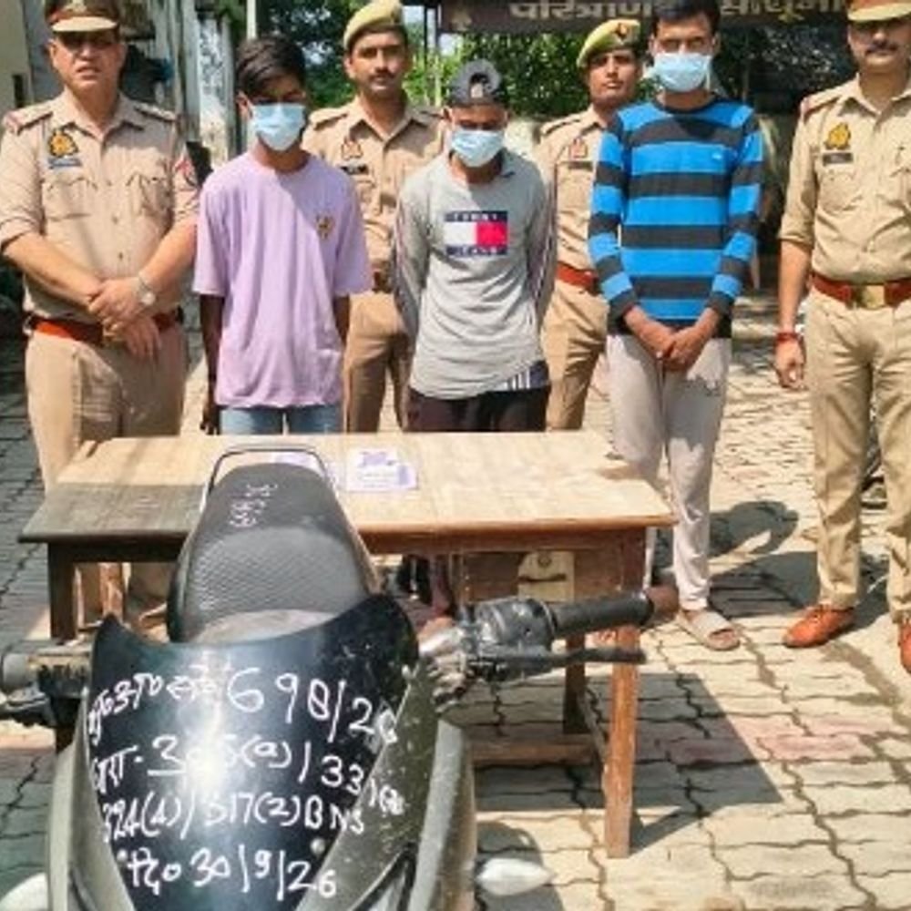 हरदोई में पुलिस ने किया चोरी का खुलासा:मेडिकल कॉलेज की महिला डॉक्टर और पेशकार के यहां हुई थी चोरी करने वाले तीन गिरफ्तार