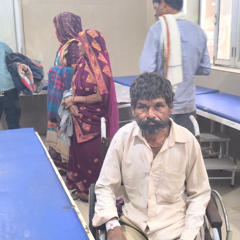 मैनपुरी में बारिश से मकान का लेंटर ढहा:परिवार का मुखिया गंभीर घायल, सैफई पीजीआई रेफर