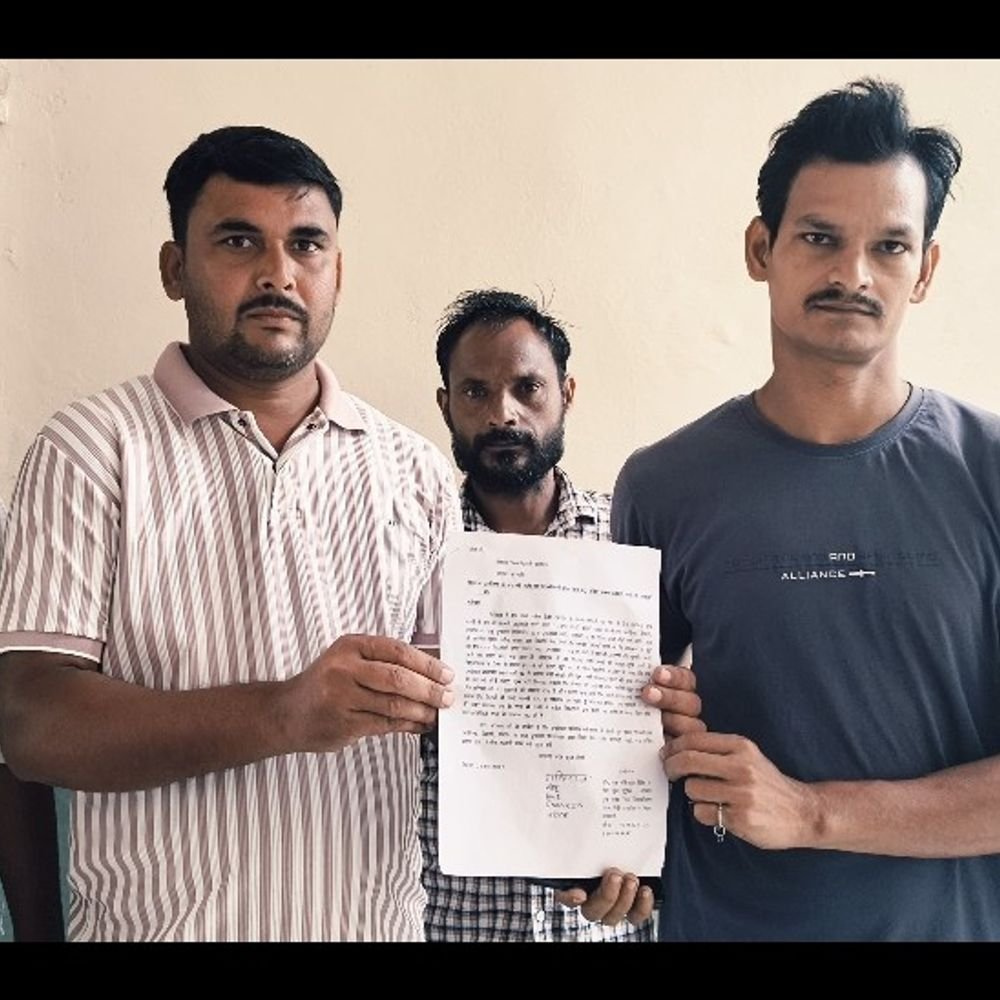 सरकारी गली पर अवैध कब्जा:शामली में ग्रामीणों ने डीएम से शिकायत कर कार्रवाई की मांग