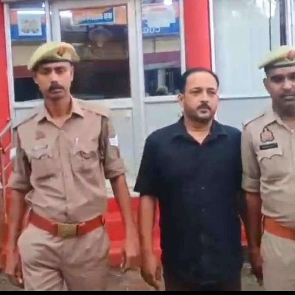 आजमगढ़ में करोड़ों की ठगी करने वाला गिरफ्तार:जमीन के नाम पर करोड़ों की ठगी के आरोपी की चल रही थी तलाश