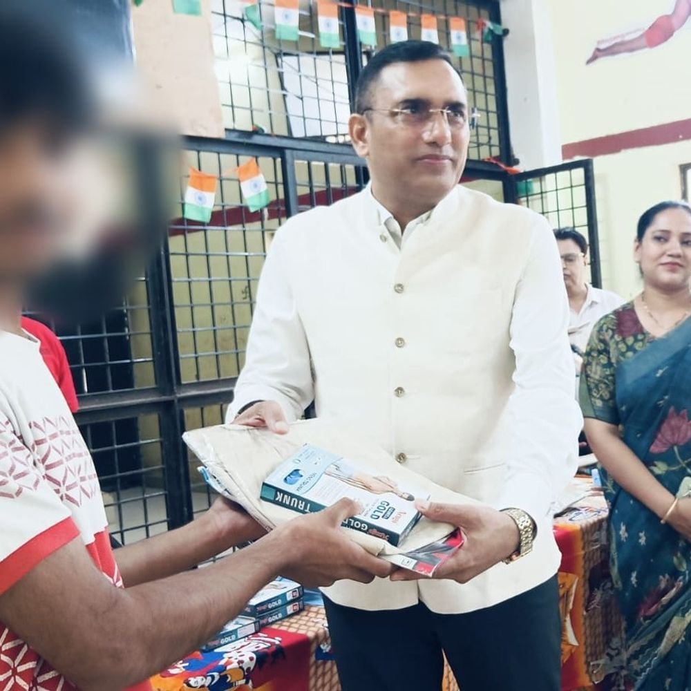 मथुरा में जनपद न्यायाधीश ने किशोरों को बांटे वस्त्र:सम्प्रेक्षण गृह में जीवन में सही मार्ग अपनाने और आत्मनिर्भर बनने को प्रेरित किया