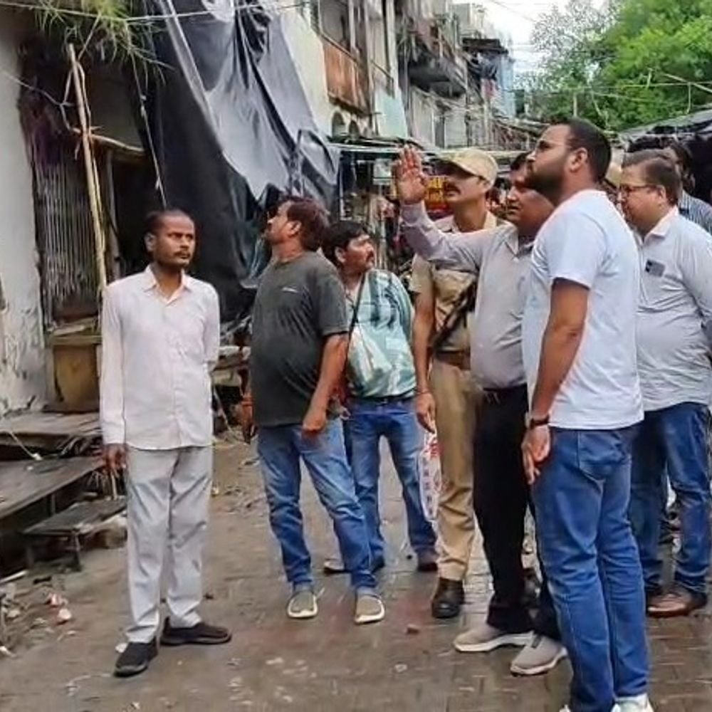 उन्नाव में जर्जर मकानों पर कार्रवाई:सिटी मजिस्ट्रेट ने 50 मकान किए चिन्हित, नोटिस के बाद भी खतरा
