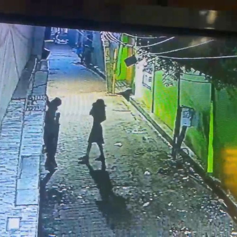 चोरी के मकसद से घर में घुसे युवक का CCTV:कन्नौज में 2 साथियों के साथ लोहे का भरा हुआ बक्सा लेकर भागा