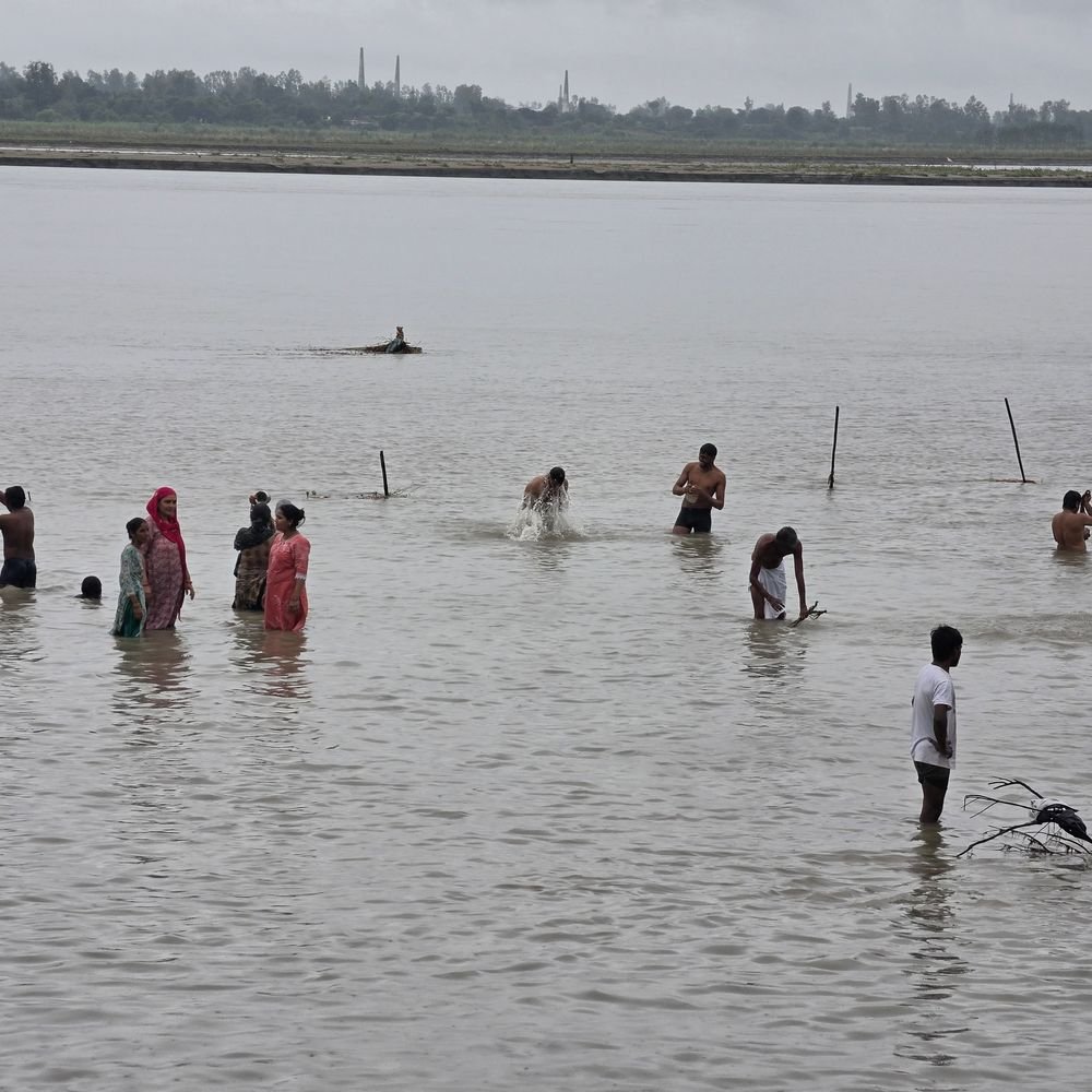 संभल में लाखों श्रद्धालुओं ने गंगा में डुबकी लगाई:श्राद्ध पक्ष की पूर्णिमा पर पितरों का तर्पण किया, पुलिस-प्रशासन अलर्ट दिखा