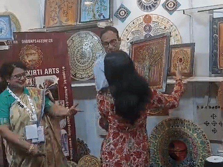 मेरठ की लोक कलाओं को बाजार दे रहीं शिप्रा:12 साल में 5 हजार से ज्यादा बच्चियों को दी मुफ्त ट्रेनिंग, UPITS में दिखे अलग-अलग राज्यों के पारंपरिक आर्ट