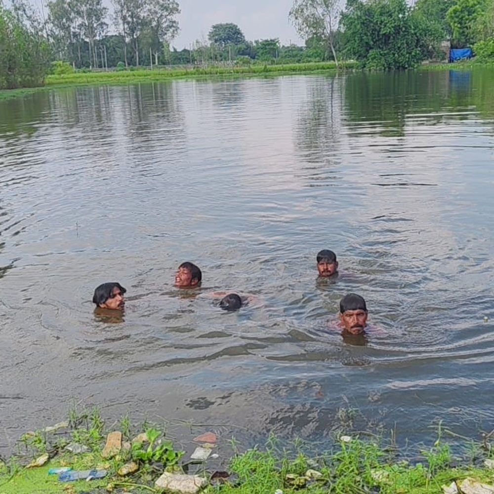 सीतापुर में तालाब में डूबने से युवक की मौत:बाजार से लौटते समय अचानक पैर फिसला, गोताखोरों ने बरामद किया युवक का शव