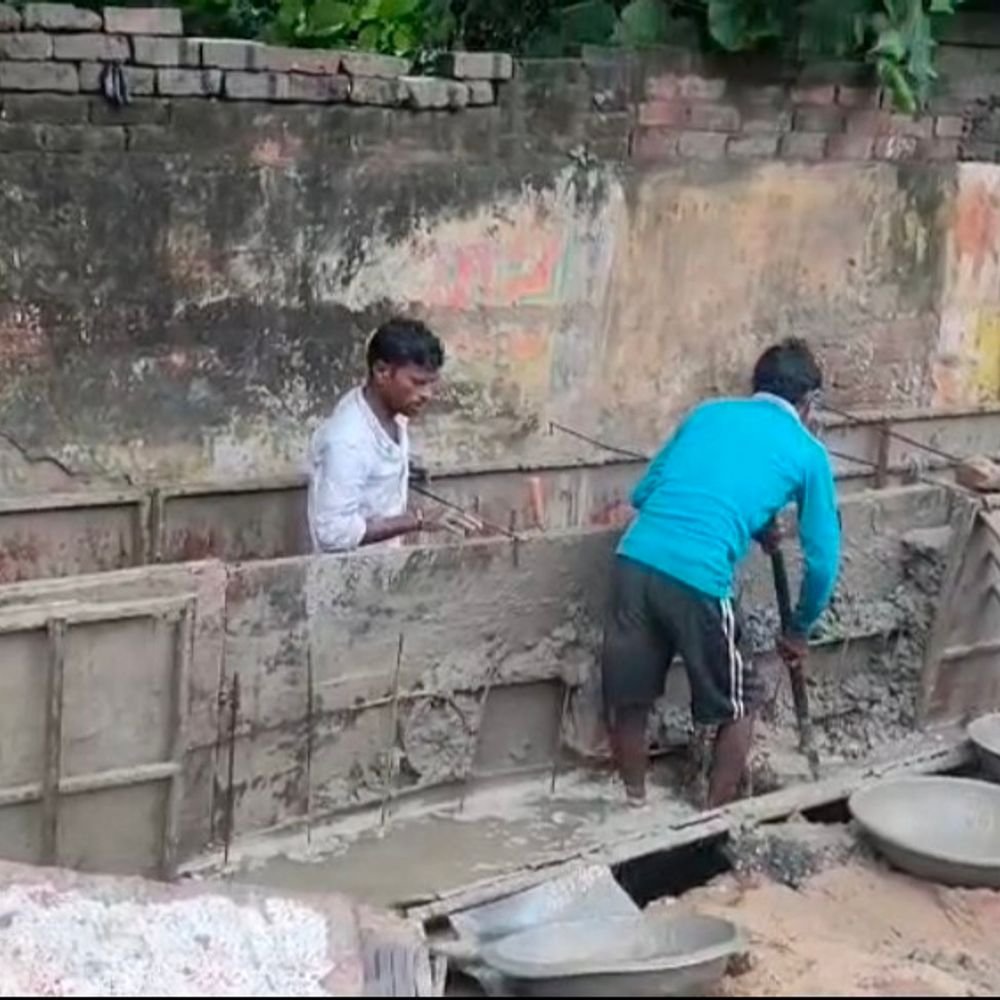 बारिश-जलभराव के बीच बन रहा एक करोड़ का नाला:व्यापारियों ने घटिया सामग्री के इस्तेमाल का आरोप लगाकर जांच की मांग की