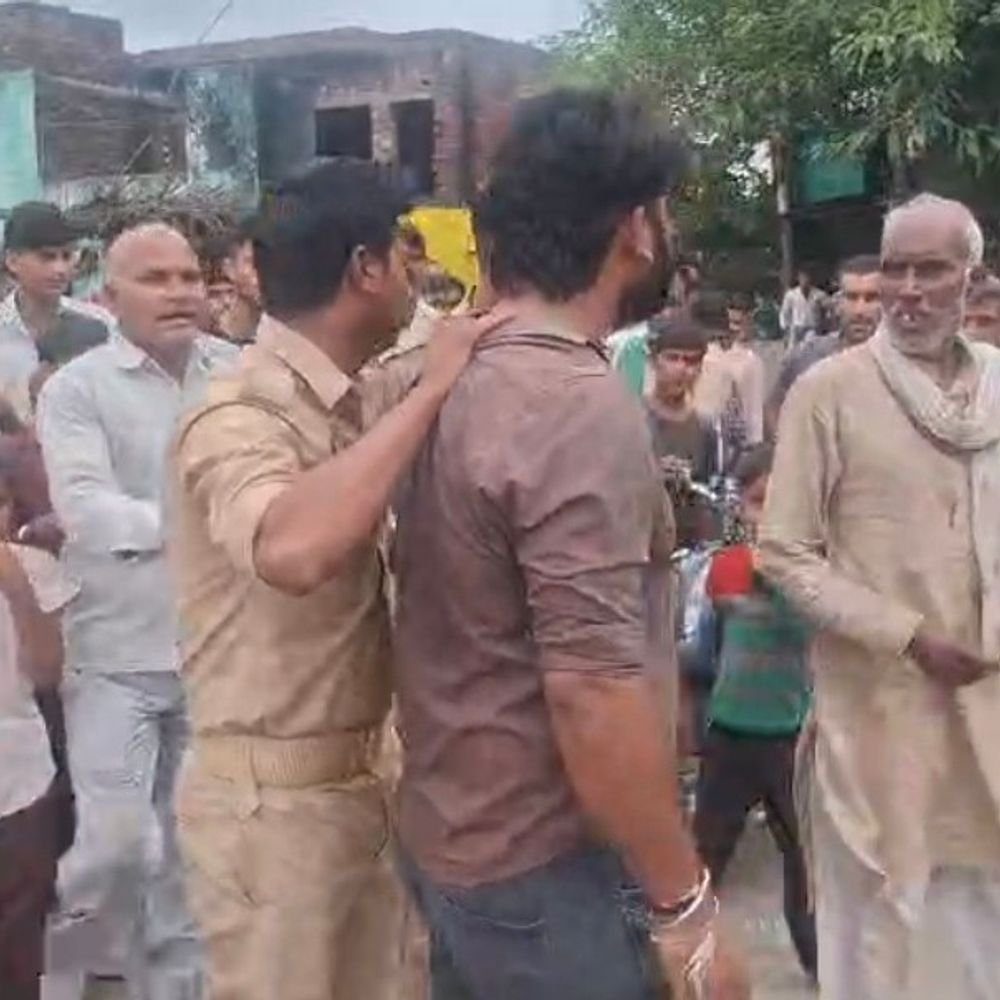 पुलिस स्टीकर लगी कार से युवक के अपहरण की कोशिश:संभल में ग्रामीणों ने 4 लोगों को पकड़ा, पत्नी ने मारपीट कर अगवा करने का लगाया आरोप