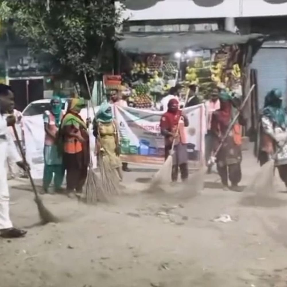 मेरठ में चला स्वच्छता अभियान:महापुरुषों की प्रतिमाओं और आसपास के स्थलों को साफ रखने की अपील