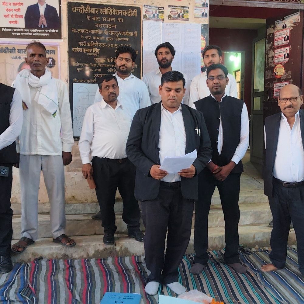चंदौसी बार एसोसिएशन के चुनाव की घोषणा के बाद प्रदर्शन:अधिवक्ताओं ने एल्डर कमेटी को सौंपा ज्ञापन, बाहरी को मतदान का अधिकार देने पर सवाल