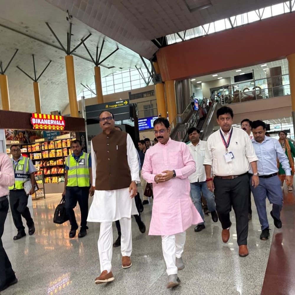वाराणसी में डिप्टी CM का विमान उड़ान नहीं भर सका:मौसम में खराबी के चलते हवाई यात्रा रद की, सड़क मार्ग से गाजीपुर रवाना