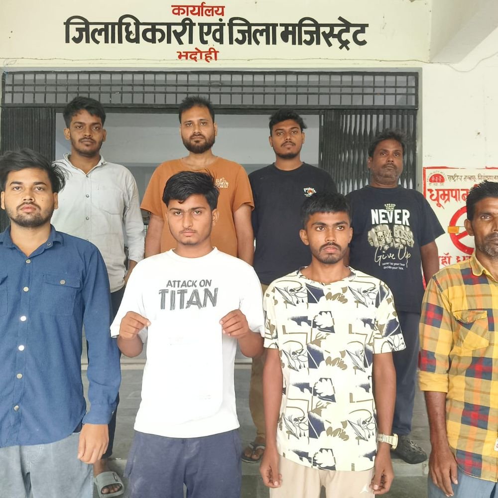 चकरोड बनाने की मांग को लेकर कलेक्ट्रेट पहुंचे ग्रामीण:बारिश में रास्ता खराब होने से परेशानी, भदोही में 8 फीट का रास्ता बनाने की मांग