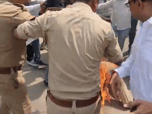 प्रयागराज में कांग्रेस ने ज्ञानेश कुमार का पुतला फूंका:पुलिस छीनने में नाकाम रही, कार्यकर्ताओं ने लातों से कुचला और जलाया