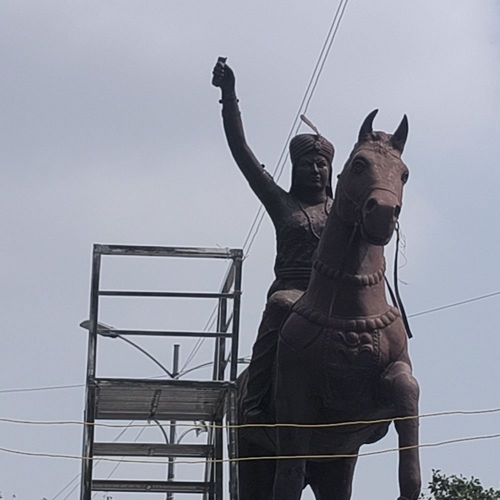 मैनपुरी में वीरांगना अवंती बाई लोधी की मूर्ति क्षतिग्रस्त:समाज के लोगों ने कोतवाली में किया विरोध प्रदर्शन, FIR दर्ज