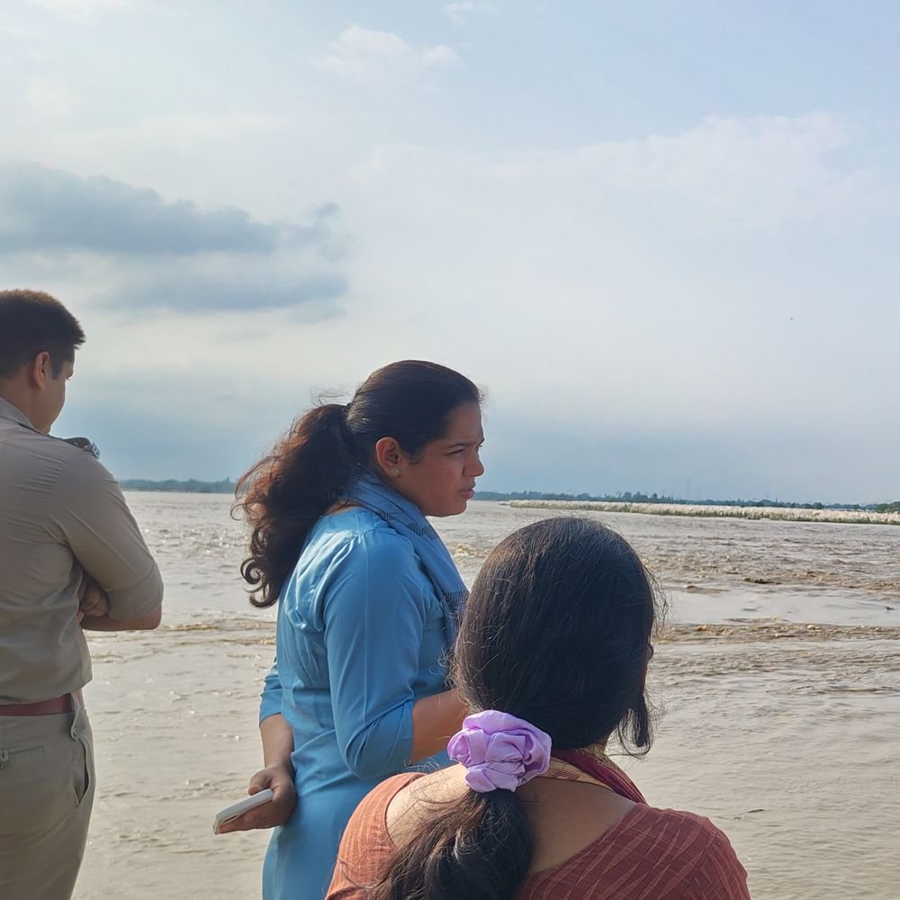 बाढ़ को लेकर प्रशासन अलर्ट, डीएम-एसपी ने किया निरीक्षण:इकौना के अति संवेदनशील गांव पहुंचे, मेडिकल टीम को एंटी वेनम रखने के निर्देश