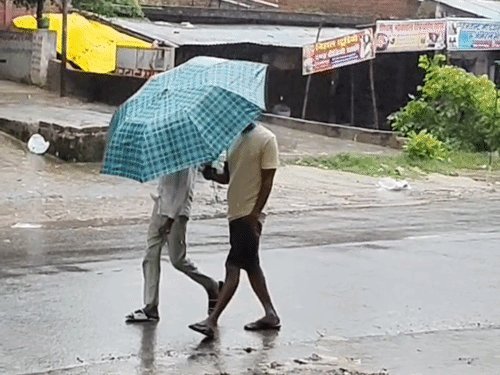 कानपुर देहात में 11 घंटे से रुक-रुककर बारिश:बाजारों में सन्नाटा, सड़कों पर आवाजाही कम; कच्ची फसलों को नुकसान की चिंता