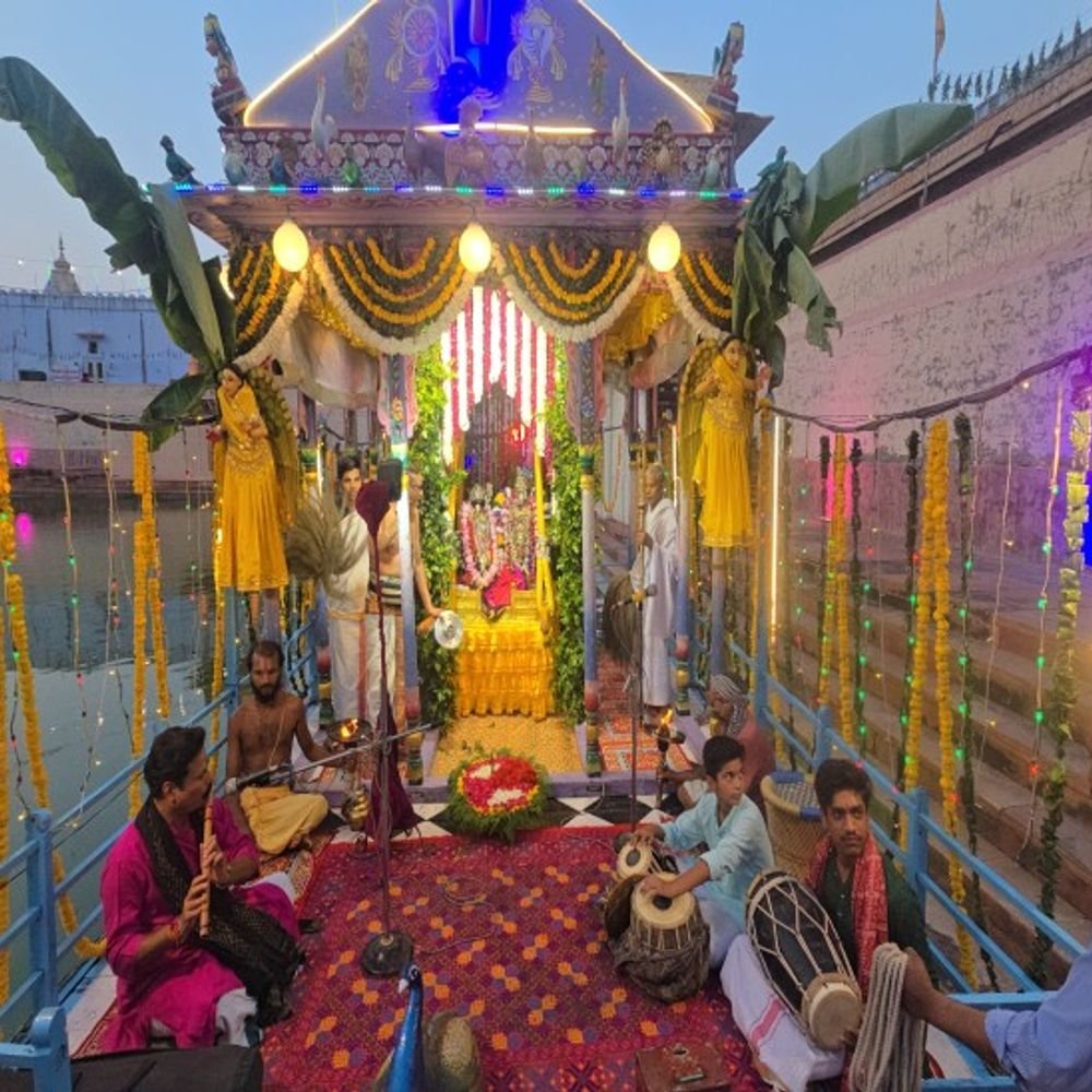 3 दिवसीय नौका उत्सव हुआ सम्पन्न:फूलों से सजी नाव में विराजे भगवान रंगनाथ, गायन और वादन के जरिए भक्तों ने की आराधना