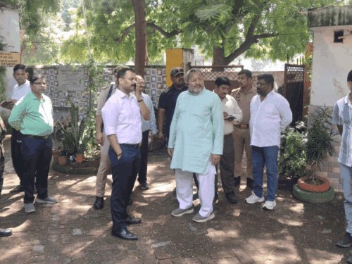 बदहाल सड़कों का हाल जानने उतरे नगर आयुक्त:कहीं गड्ढे मिले तो कहीं कूड़े का ढेर, 15 दिन में नाला निर्माण शुरू करने का अल्टीमेटम