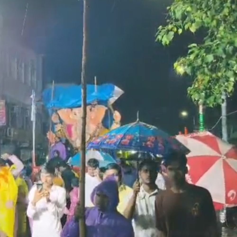 बारिश के बीच देर रात तक गणेश प्रतिमाओं का विसर्जन:बहराइच में 'गणपति बप्पा मोरया' के जयकारों के साथ दी गई विदाई