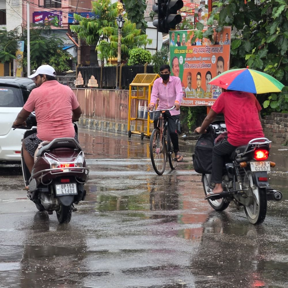 संभल में भारी बारिश के चलते स्कूल-कॉलेज बंद:बारिश और जलभराव के बाद डीएम के निर्देश पर 28 सितंबर को अवकाश घोषित