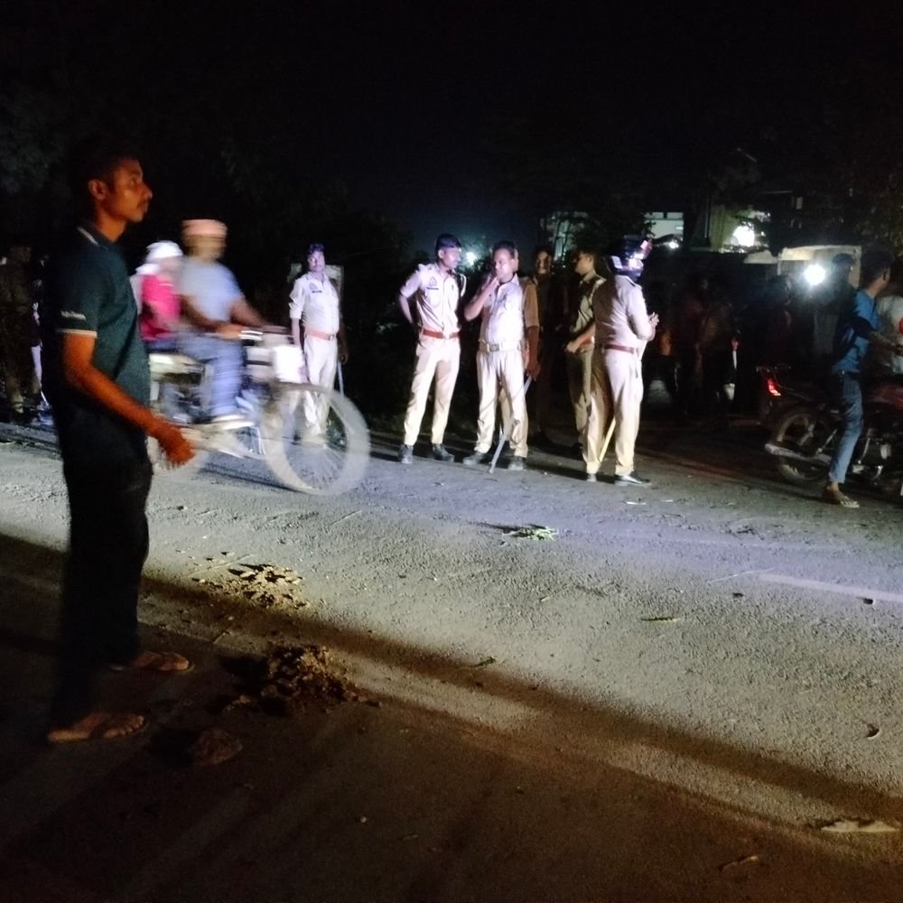 रेवती में युवक का शव सड़क पर रखकर चक्का जाम:हत्या का केस दर्ज करने की मांग, सीओ के आश्वासन पर करीब एक घंटे बाद खुला जाम