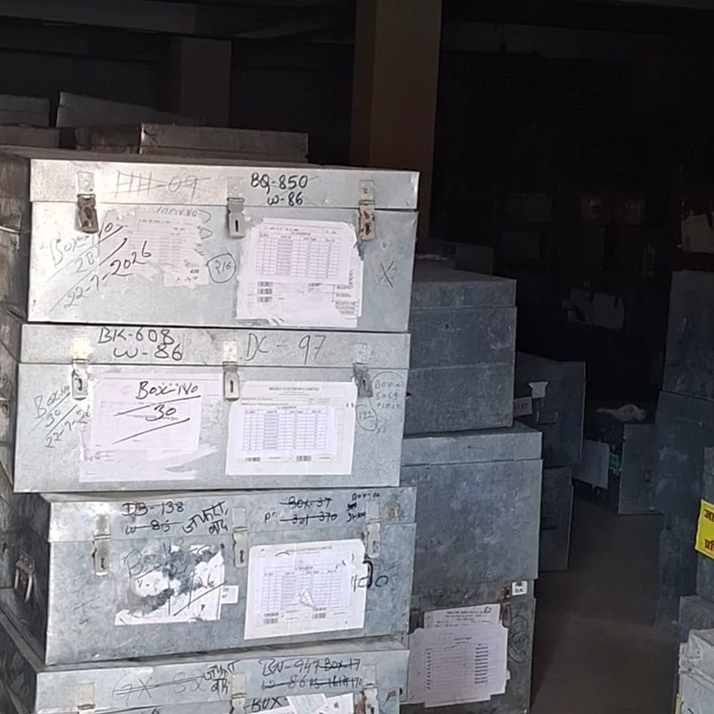 गाजीपुर में EVM गोदाम का निरीक्षण, मशीनों की होगी FLC:डीएम अनुपम शुक्ला ने राजनीतिक दलों के प्रतिनिधियों की मौजूदगी में जांची सुरक्षा व्यवस्था