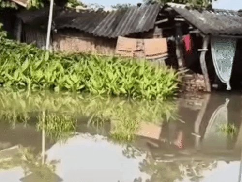 घाघरा खतरे के निशान से 70 सेंटीमीटर ऊपर:बहराइच में 10 गांव बाढ़ से घिरे, 15 हजार लोग प्रभावित, संपर्क मार्गों पर 3 फीट पानी