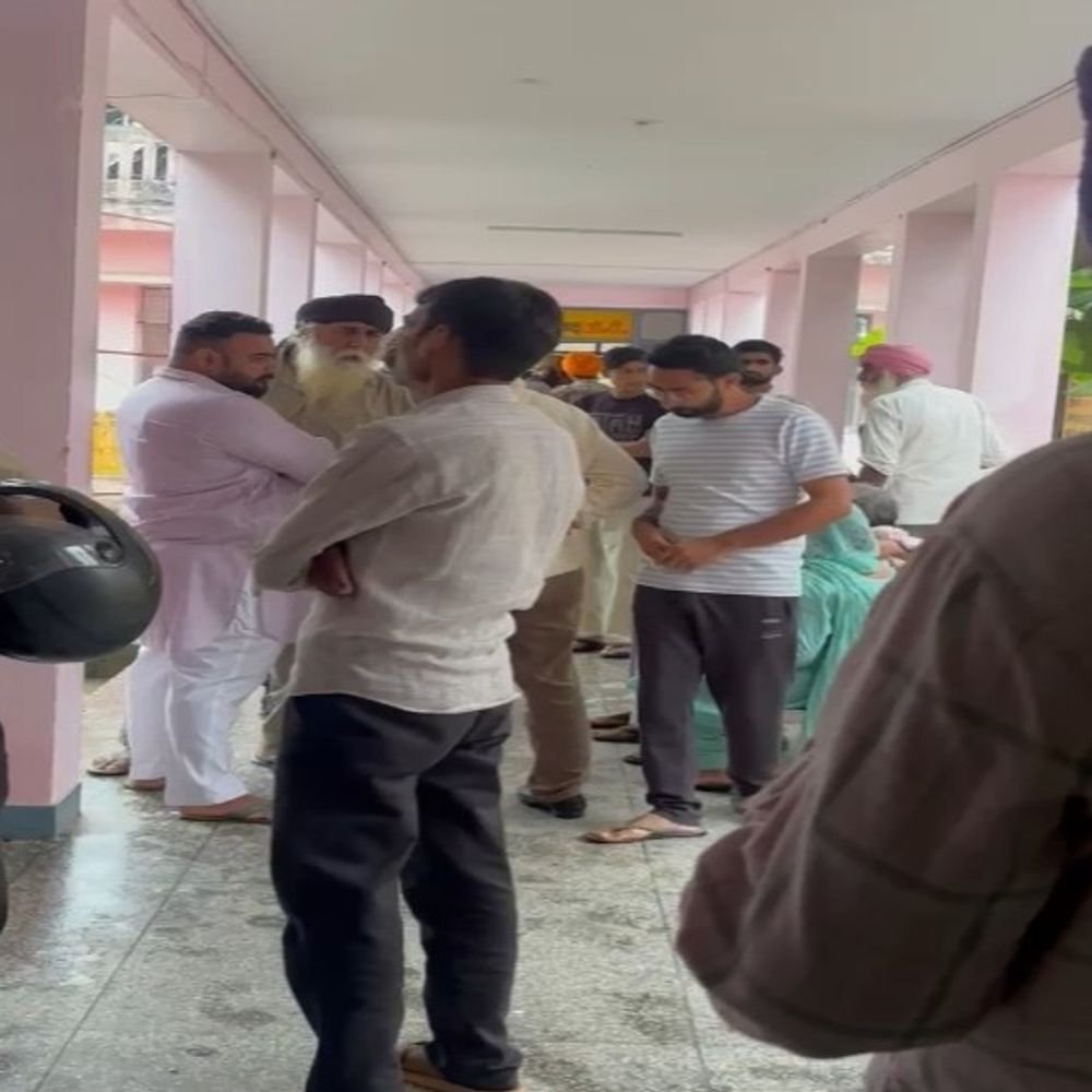 कंपाइन की टक्कर से बाइक सवार पिता की मौत:बेटी गंभीर घायल, स्कूल से घर लौटते समय हुआ हादसा