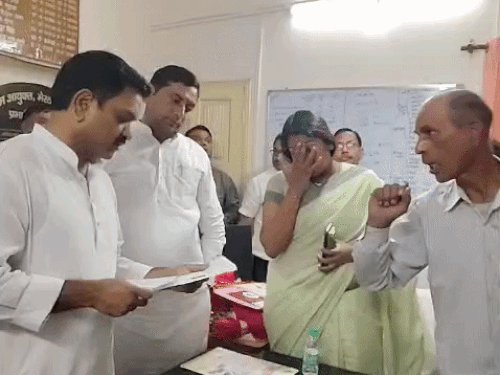 प्रभारी-मंत्री के सामने श्रमिक ने रखी जर्जर मकान की समस्या:10 साल से आवास की मदद का इंतजार, बोला -रसीद दी, फीस भी भरता रहा, लाभ नहीं मिला
