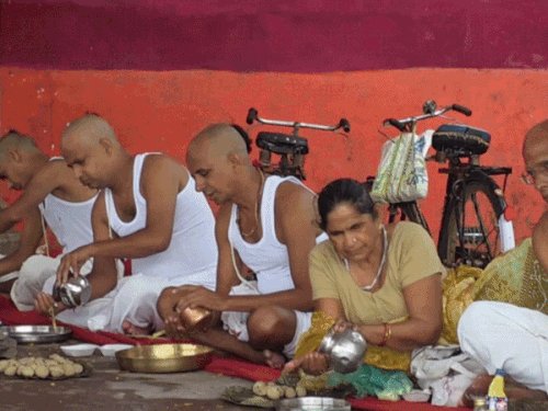 काशी में पितृपक्ष का आगाज:पूर्णिमा श्राद्ध के साथ शुरू हुआ पिंडदानियों का मेला,देश के कोने-कोने से पहुंच रहे आस्थावान