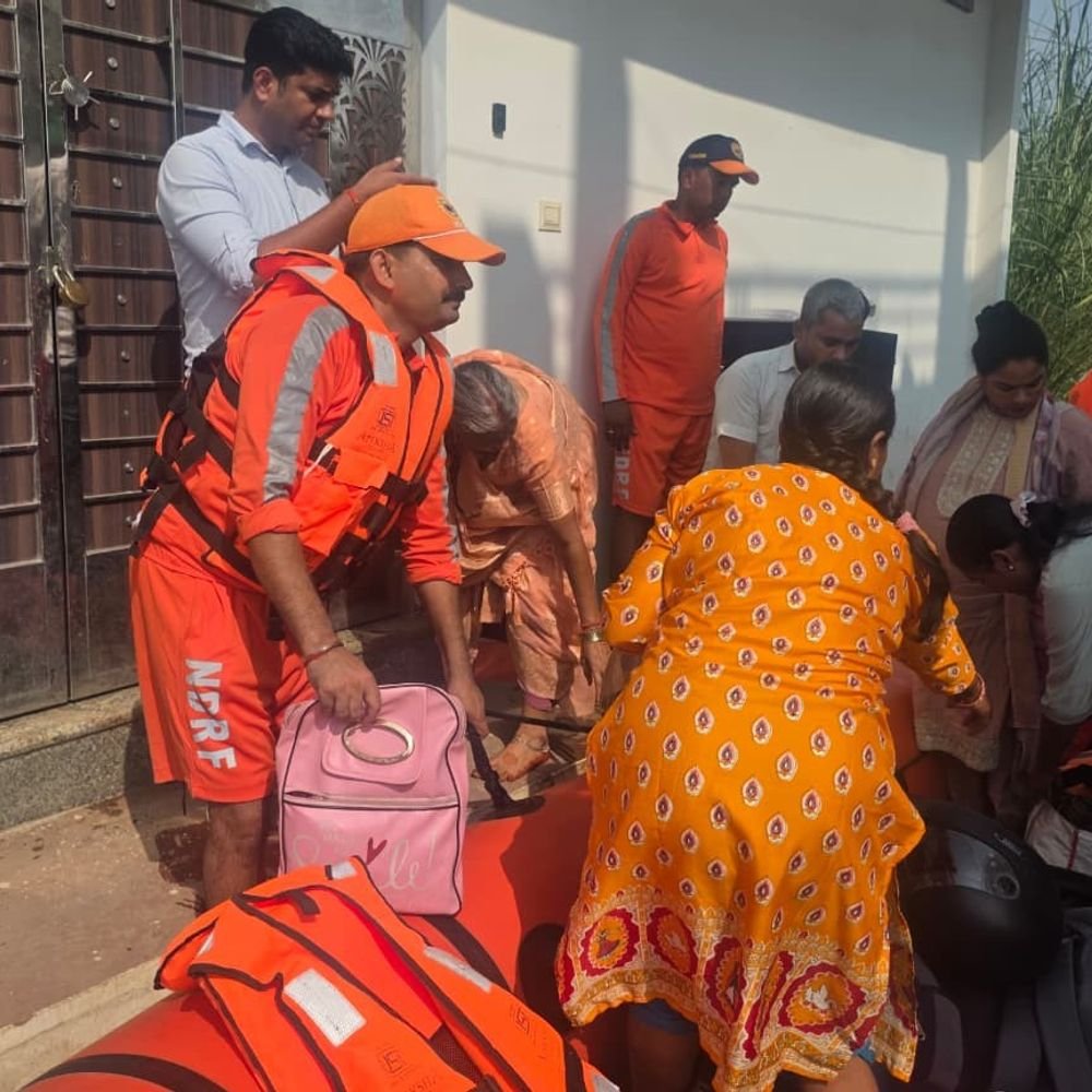 बाढ़ में फंसी गर्भवती, 25 मिनट में पहुंची NDRF:पांडु नदी का पानी बढ़ने पर फंसे परिवार ने हेल्पलाइन पर की थी कॉल