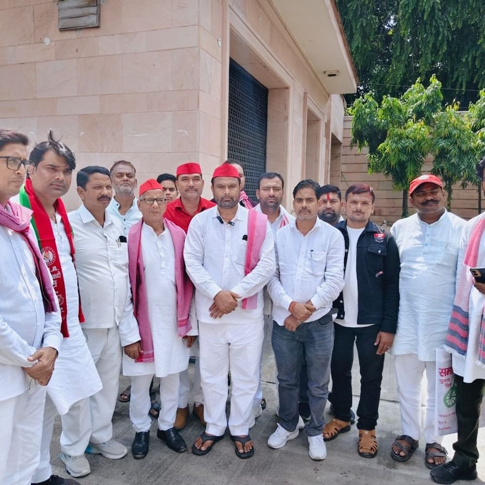 सपा महासचिव से मिले संतोष यादव:रानीगंज में 4 को होगा बिरहा कार्यक्रम, 70 कलाकार देंगे प्रस्तुति
