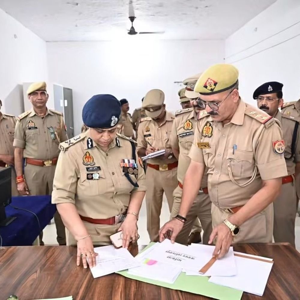 ललितपुर पहुंचीं एडीजी कानपुर:पुलिस कार्यालय और लाइन में कमियां दूर करने के निर्देश दिए, साइबर अपराधियों पर एक्शन के निर्देश