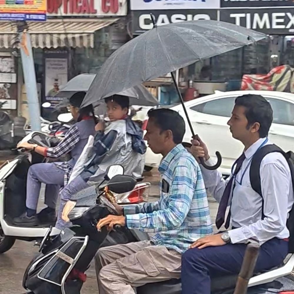 मुजफ्फरनगर में लगातार तीसरे दिन बारिश, तापमान 25° तक गिरा:बारिश से मौसम सुहाना, भीषण गर्मी से राहत; दुपहिया वाहन चालकों के लिए परेशानी बढ़ी