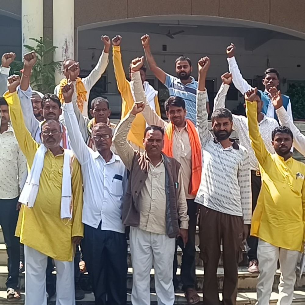 मंदिर के लिए दान जमीन की निजी नाम पर रजिस्ट्री:सोनभद्र में ग्रामीणों ने डीएम से लगाई गुहार, जांच टीम गठित कर करवाई का आश्वासन