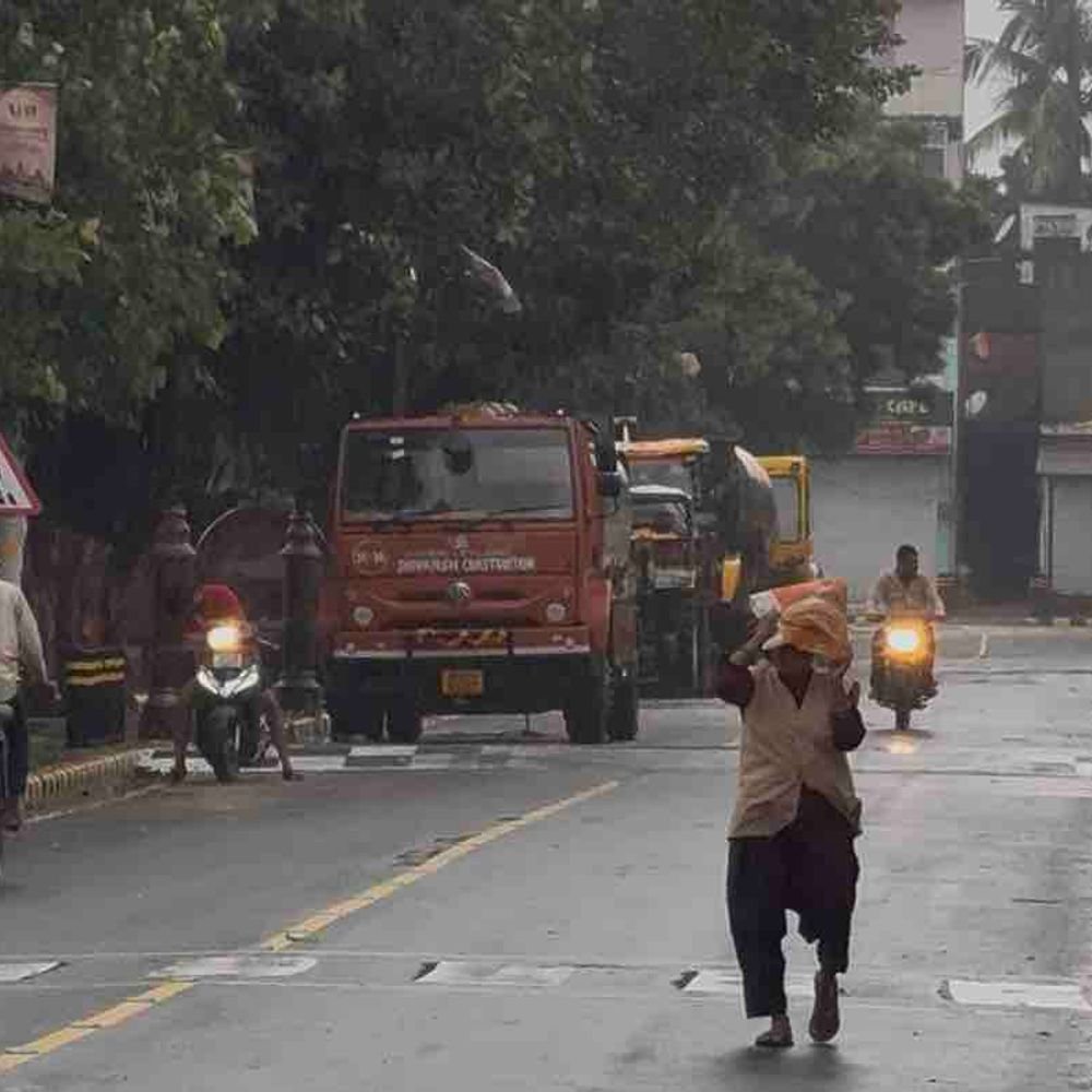 गोरखपुर में लगातार तीसरे दिन भी हो रही बारिश:ठंडी हवाओं से गिरा तापमान, सोमवार से बदलेगा मौसम