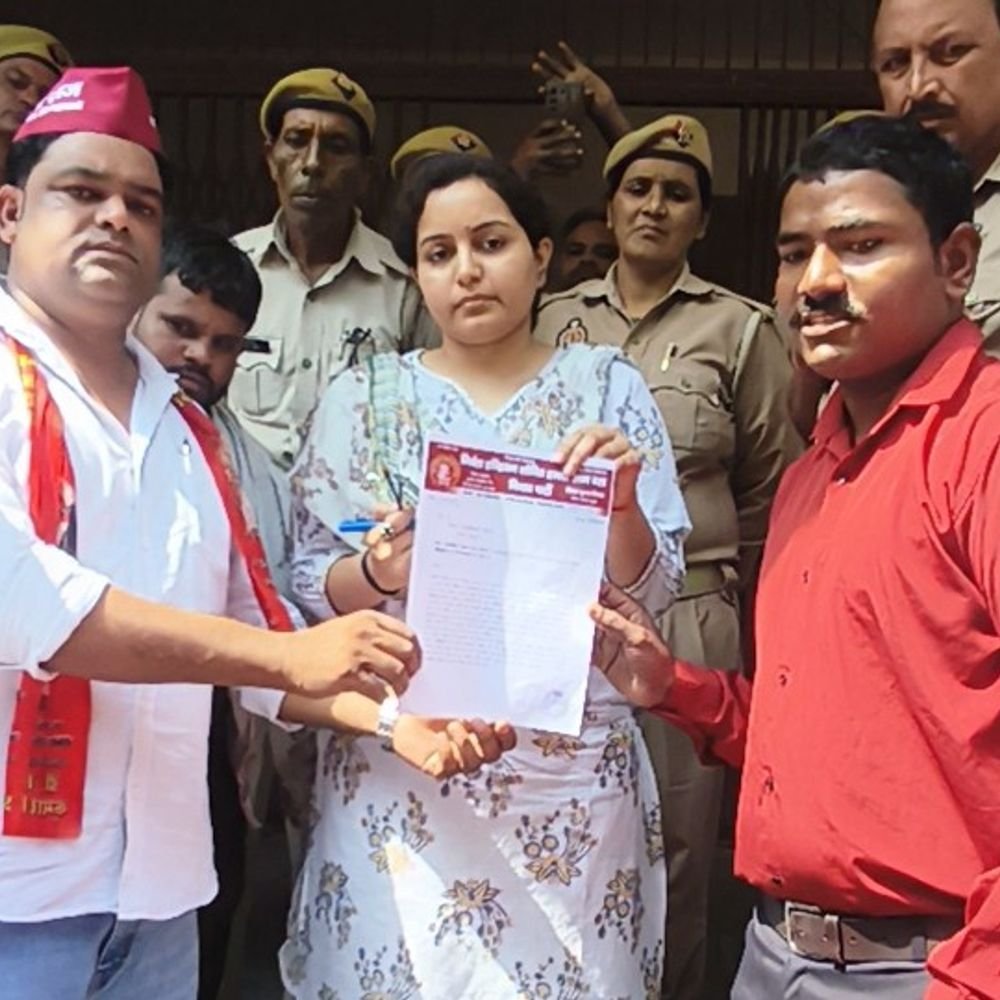 नाविकों पर हमले के आरोपियों की गिरफ्तारी की मांग:निषाद पार्टी ने जिलाधिकारी को सौंपा ज्ञापन, आंदोलन की चेतावनी दी