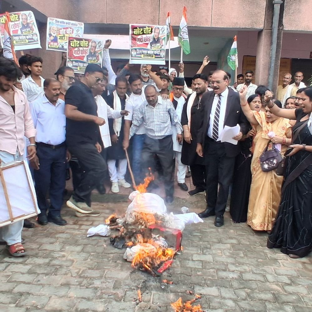कासगंज में कांग्रेस ने मुख्य चुनाव आयुक्त का पुतला फूंका:इस्तीफे की मांग कर नायब तहसीलदार को ज्ञापन सौंपा