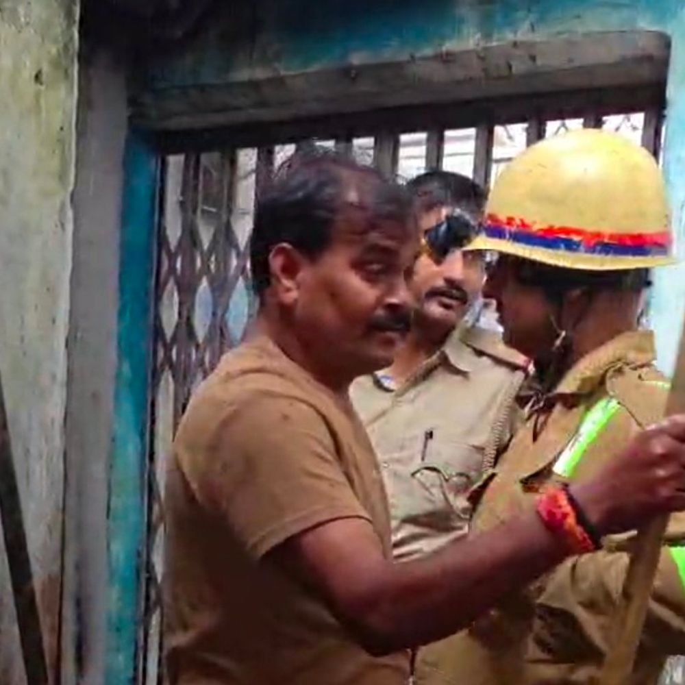 फर्रुखाबाद में कोल्ड ड्रिंक की दुकान में लगी आग:लाखों का सामान जला, दमकल ने 40 मिनट में आग पर पाया काबू