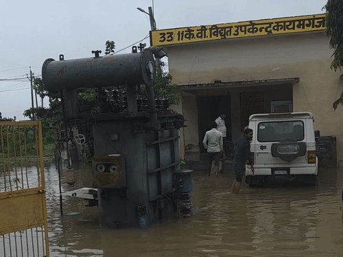 कायमगंज में 52 घंटे लगातार बारिश, शहर में बिजली ठप:जलभराव से जनजीवन अस्त-व्यस्त, लोग मोमबत्ती युग में लौटे; ई-रिक्शा भी रुके