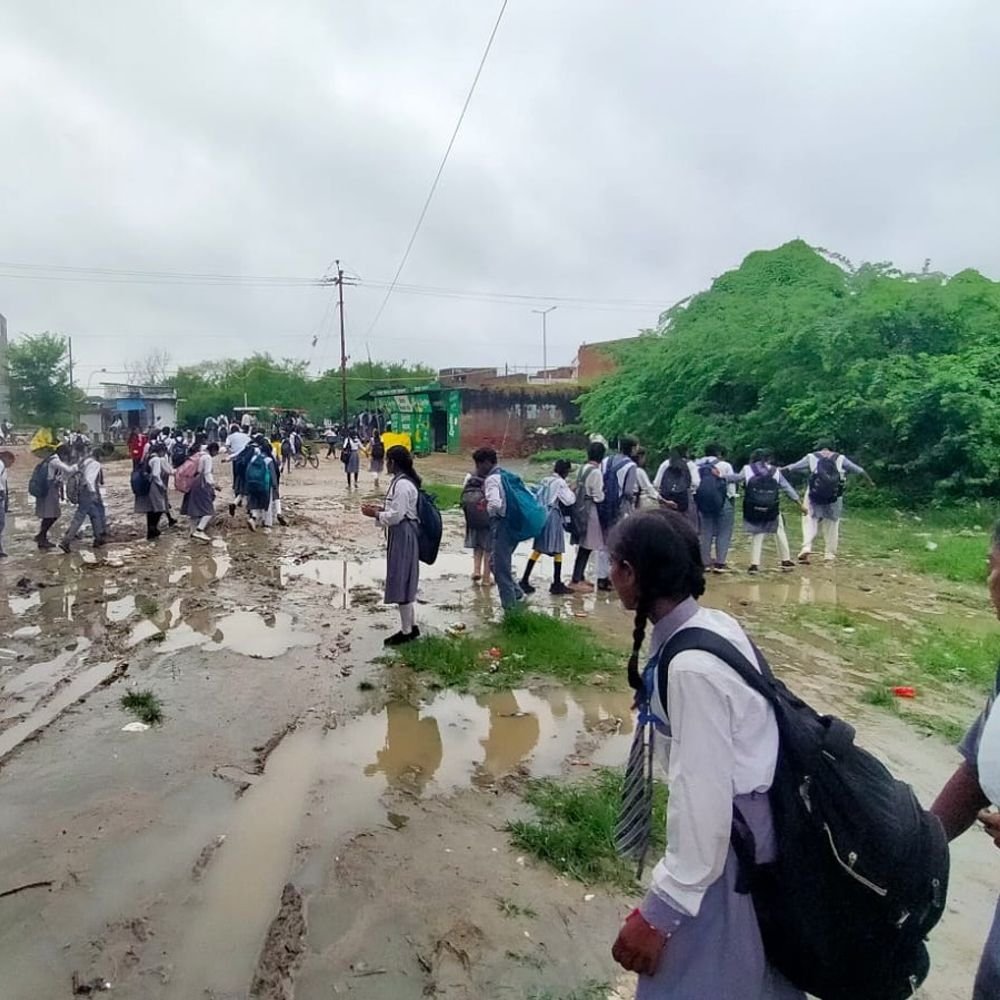 प्रयागराज में बारिश, दलदल बना आरपी रस्तोगी कॉलेज का रास्ता:पक्का रास्ता न होने से छात्र-छात्रा परेशान, पैदल चलना भी मुश्किल