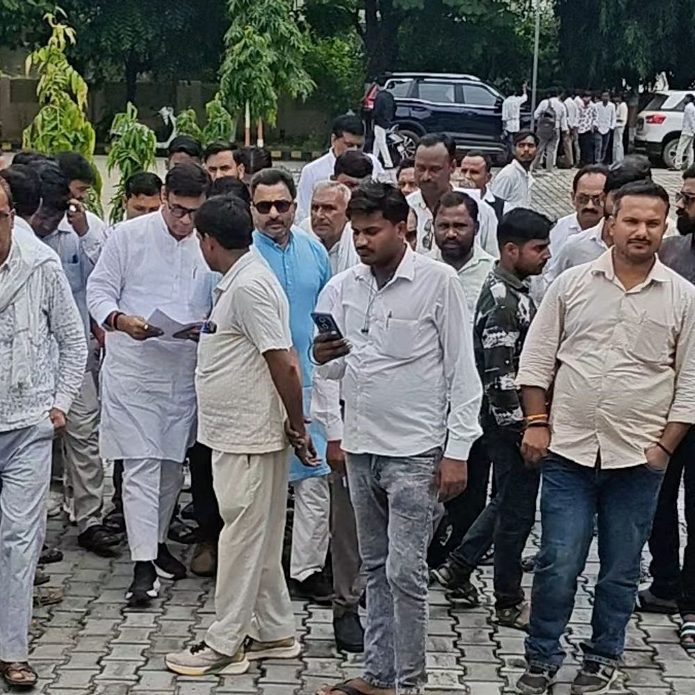 समस्याओं और लंबित भुगतान के लिए कलक्ट्रेट पहुंचे प्रधान:कन्नौज में डीएम से मुलाकात कर 5 सूत्रीय मांगपत्र सौंपा, बोले- निर्देश जारी कर निस्तारण करें