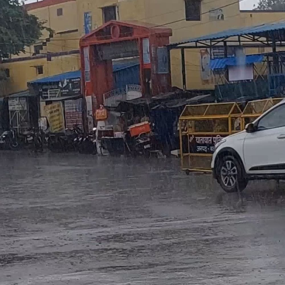 बदायूं में बारिश से मौसम बदला, 9 डिग्री गिरा पारा:खेतों में धान-बाजरा की फसलें बिछीं, इंटर तक के कॉलेज बंद