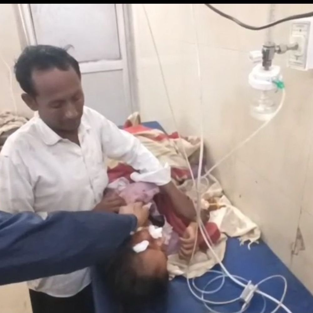 बारिश में टीन शेड और दीवार गिरी:मलबे में दबकर 15 साल की लड़की की मौत; पड़ोसी बच्ची हादसे में घायल