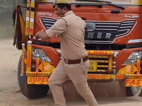 सिपाही पर डीसीएम चढ़ाने की कोशिश, भागकर बचाई जान:बदायूं में पशुओं से भरे वाहन को रोकने पहुंचे थे पुलिसकर्मी