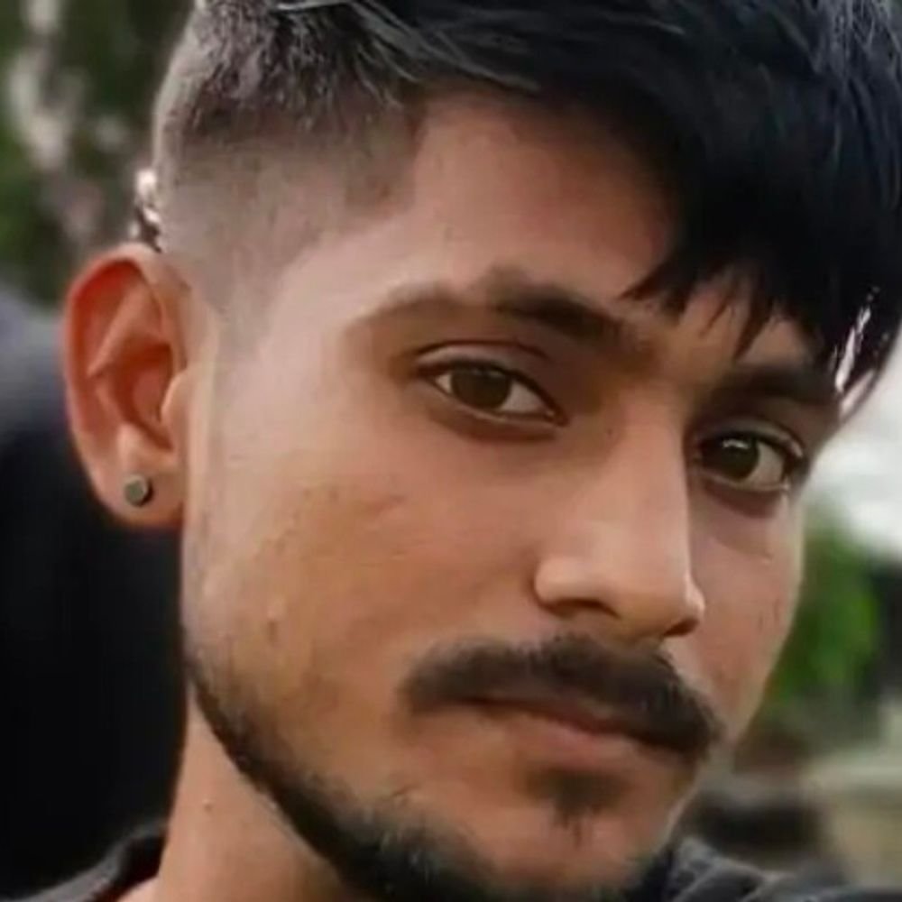 तेज रफ्तार बाइक डिवाइडर से टकराई, युवक की मौत:फतेहपुर में हेलमेट न पहनने की वजह से सिर में लगी चोट, अस्पताल में मृत घोषित